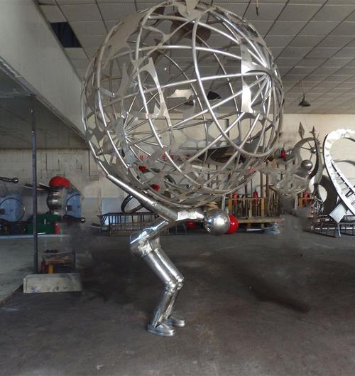 供应不锈钢抽象人物 扛地球仪雕塑 订制多款景观地球 工厂直销